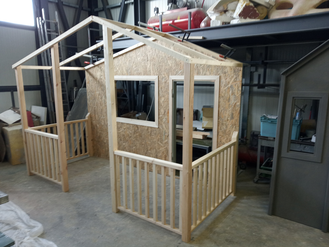 Αρχικό στάδιο κατασκευής μικρού ξύλινου σπιτιού.